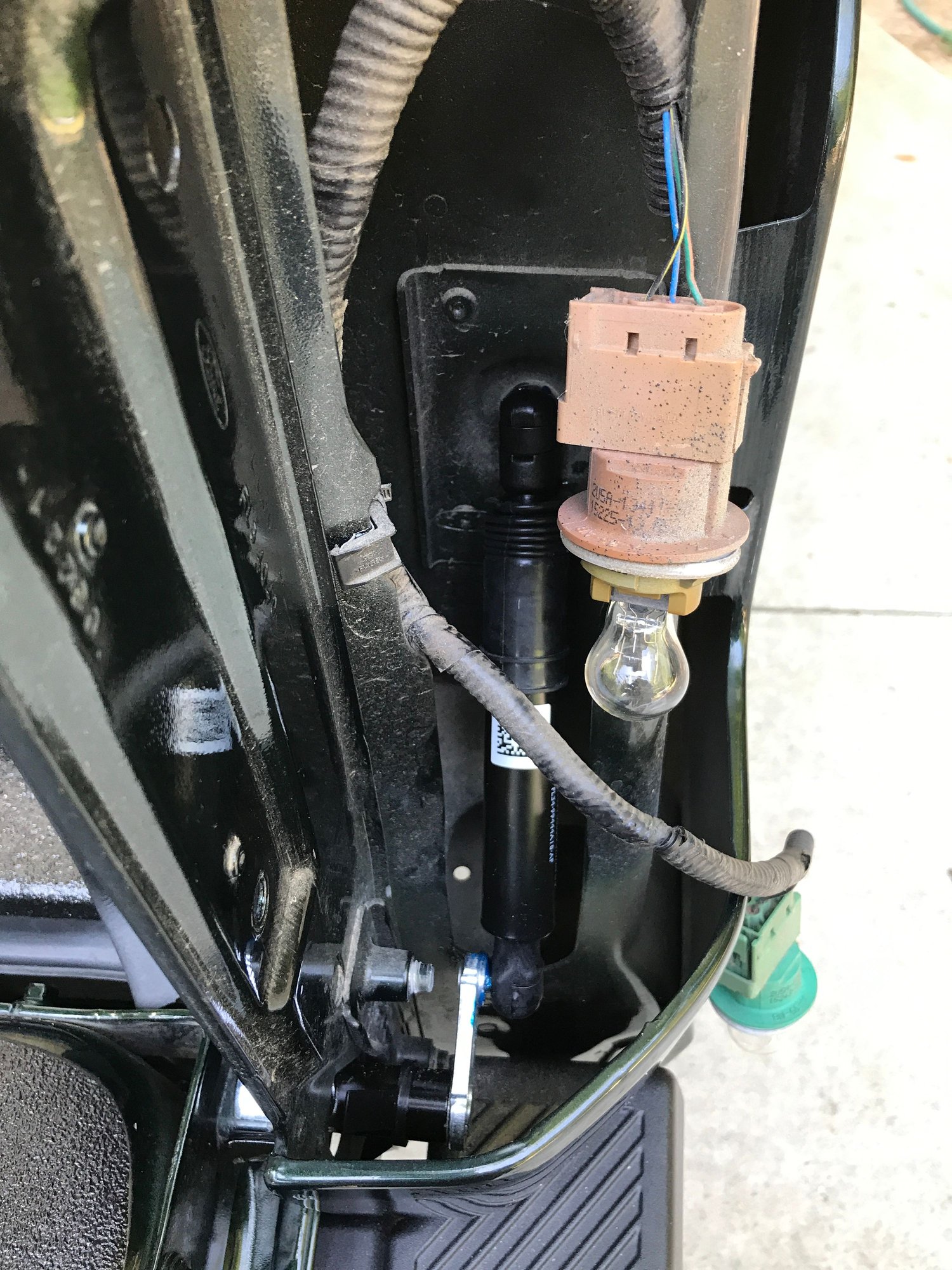 Got a 2020 XLT sport last weekend. Is the tailgate supposed to be