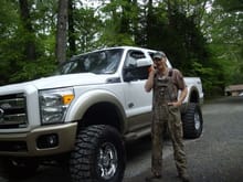 My best friends new 2011 F250...... Yea I know, I wish it was mine too....... He has already droped over 5 g's into with a lift kit, 37' tires, and a banks programer..... I wish I was a W3....... LOL