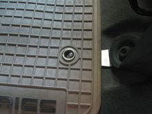Floor mat retainer
