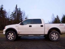 2007 F150 FX4
325/60/20
2.5" Autospring front
3" Autospring blocks rear