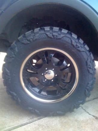 35 inch nitto mud grapplers on 20 inch pro comp extreme alloys