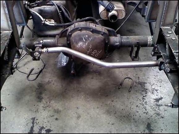 rear leveler bar, welded on the axle to the frame. so the frame doesnt sway when its up or down.