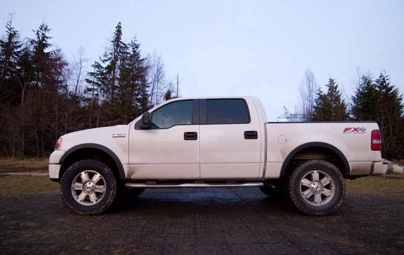 2007 F150 FX4
325/60/20
2.5" Autospring front
3" Autospring blocks rear