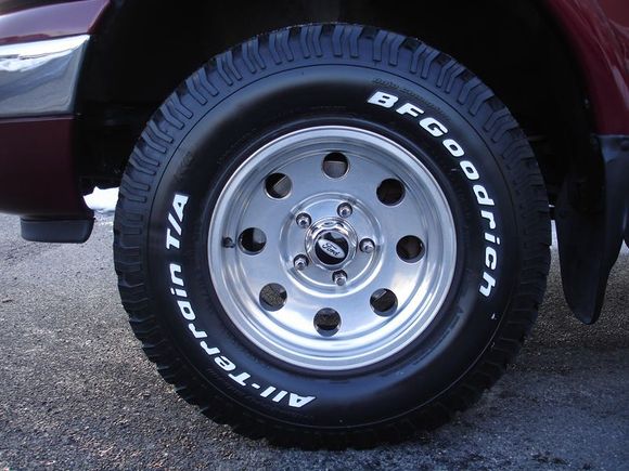Ford ovals on center caps...it's an American Racing Wheel