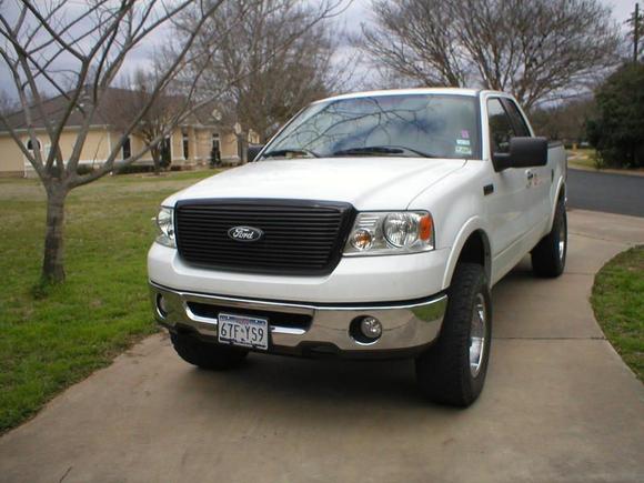 black grill ,305/65/18 bfgs
