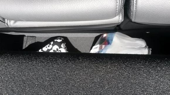 Gap between cargo cover and back seat