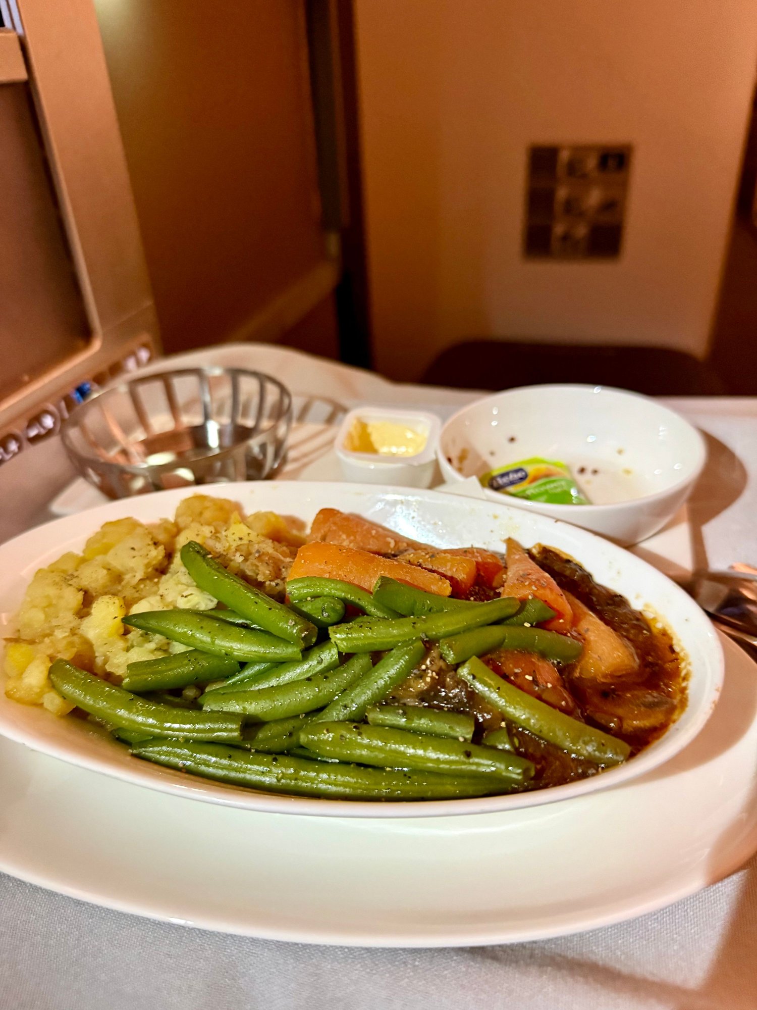 BA2231 LGW-BKK 1st meal main: chicken breast, mashed potato, boiled carrots and beans, some kind of tomatoey gravy. Looks like a car crash, dry chicken albeit tasted OK (but just OK)