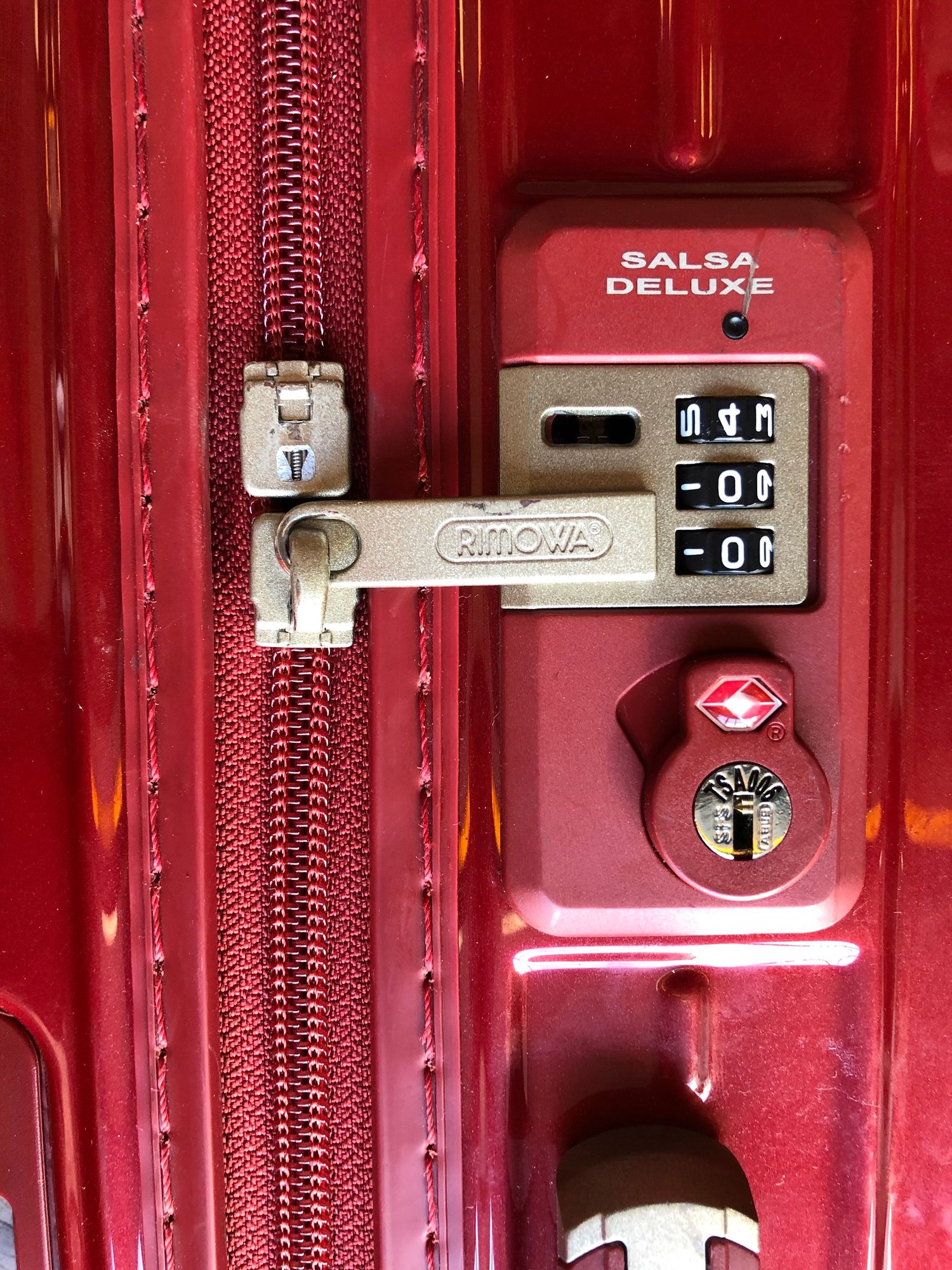 rimowa salsa deluxe lock stuck