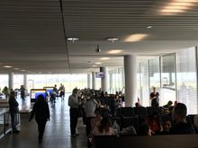 The flight was fully booked in all classes - yet this is the amount of passengers at the gate .....