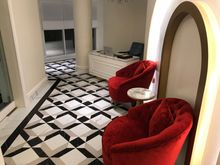 Entry into beauty salon (level 1 next to club lounge)