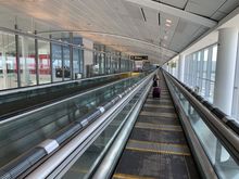 The high speed moving sidewalk only has 1 Elinka to transport.