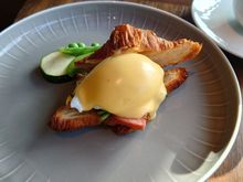 Egg benedict croissant 