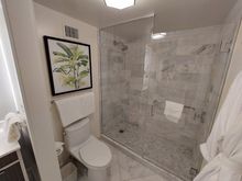 Bathroom of a Bay View Classic Room / IC Miami