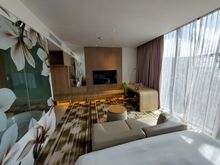 Standard Room / High Floor / Crowne Plaza Singapore Changi