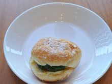 2 chefs came round offering freshly baked donuts  ( very good)