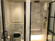 Toilet without bidet hose and seperate showerstall with great showerpressure and heat