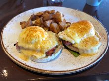 Eggs benedict 