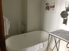 Master Bath: Bathtub