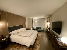 Standard king bed room