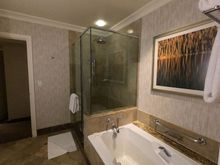 Marquis de Lorne Suite bathroom