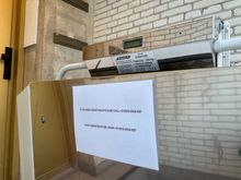 Instructions to dial for assistance