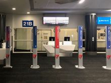 Narrow gate variant of the new boarding poles at LAX