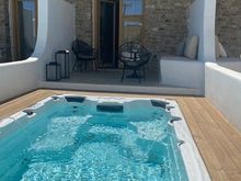 The great pool tub.