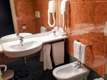 Decent ensuite bathroom facilities at the Hotel Major near Trieste airport 
