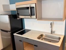 The kitchenette is nice. As expected no cutlery or other kitchenware. 