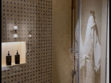 Junior suite shower