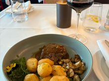 Small entrecôte and a lot of potatoes