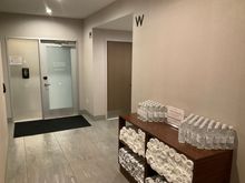 Entrance to gym with gender seperated lockerrooms : unlimited towels and water ready at hand 
