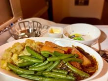 BA2231 LGW-BKK 1st meal main: chicken breast, mashed potato, boiled carrots and beans, some kind of tomatoey gravy. Looks like a car crash, dry chicken albeit tasted OK (but just OK)