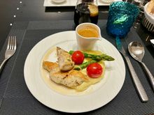 Grilled chicken with truffle mash: Another surprisingly good dish. Chicken was moist and flavorful and the sauce (I believe it was a truffle based sauce) was divine. 