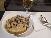 The food offer in the Zürich business class lounge 