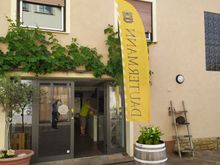 Entrance to the Dautermann tasting room..you can just see the boys in there 