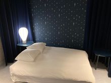 Firm fluffy pillows and thick duvet: bed size is KING