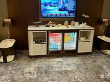 Drink stations were also spread nicely around the lounge too