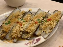 The steamed razor clams were extremely fresh and flavorful. They topped it off with chopped garlic, scallion and glass noodles with a bit of cooking wine + soy sauce. 