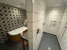 What's this ? A large walk in shower equiped for 2 persons at the same time ..... and with ample space ......