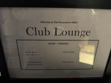 The club lounge is accessible directly from the elevator on the first floor. The selection of food was definitely not suitable as a dinner ersatz, at least not any reasonably balanced meal. Red, rose and white wines were available starting at 16:00 as well as beer and other soft drinks. 