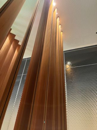  Very high ceiling, like in the rest of the lounge 