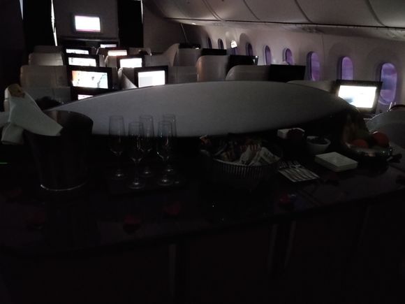 Mini-bar on QR dreamliner business class