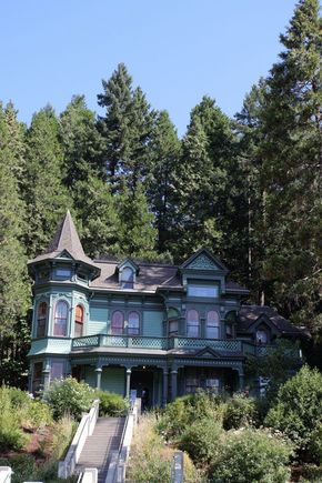 The Shelton-McMurphy-Johnson House