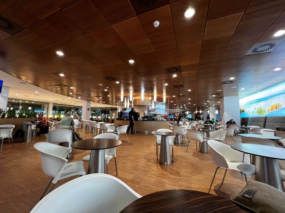 KL's schengen lounge feels deserted. This is typically the busy area, but even one of the KL staff said "this pasta looks disgusting " ("ziet er niet uit") so there's that.