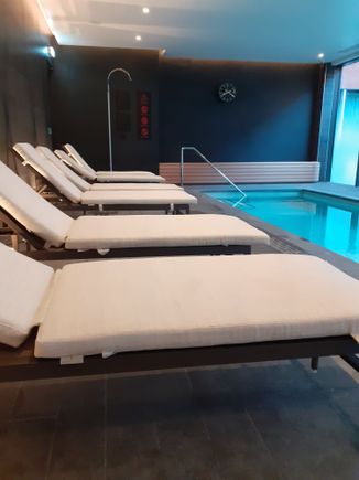 The pool and the chairs ( comfortable)