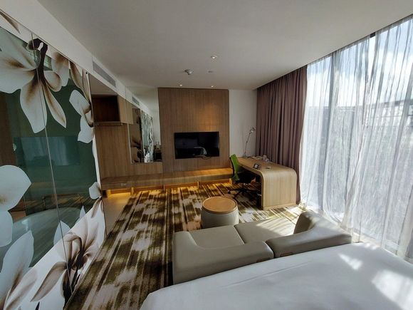 Standard Room / High Floor / Crowne Plaza Singapore Changi