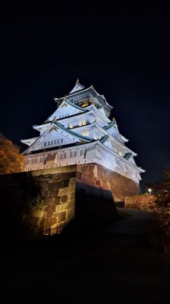 Osaka castle at night