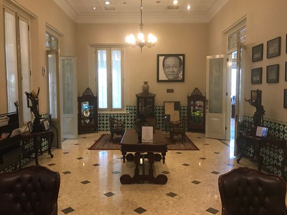 Airconditioned lobby with momentos