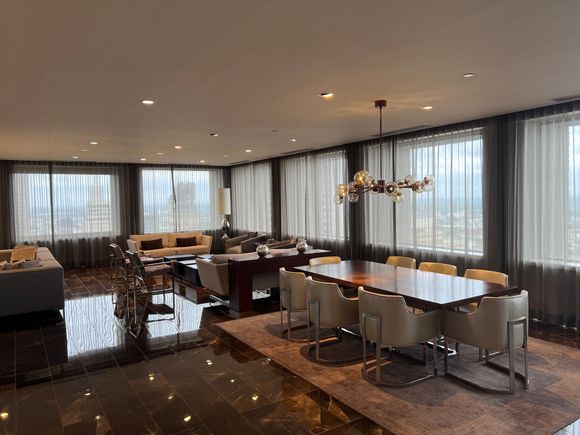 Westin Dallas Downtown: Presidential Suite Dining/Living Area